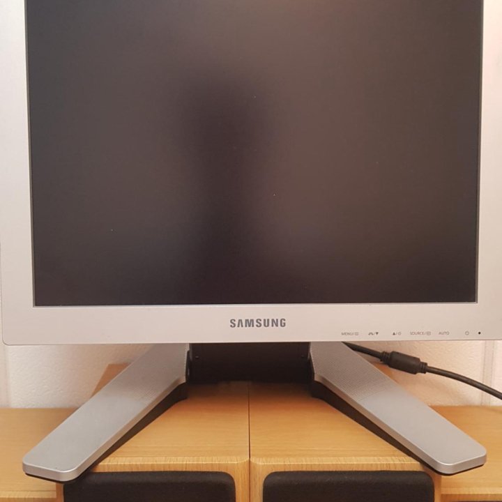 Монитор Samsung SyncMaster 720T