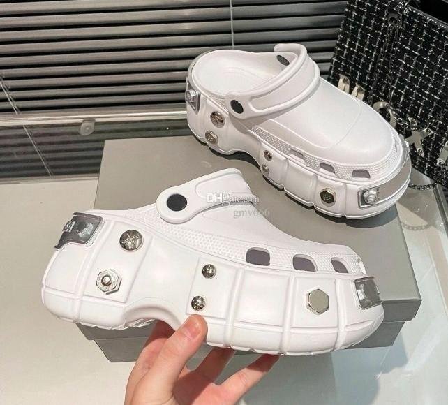 Стильные и удобные тапочки Сабо Crocs