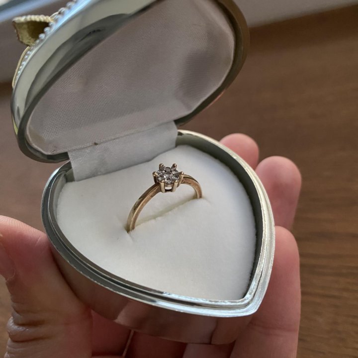 Золотое кольцо 16,5 Valtera с бриллиантами