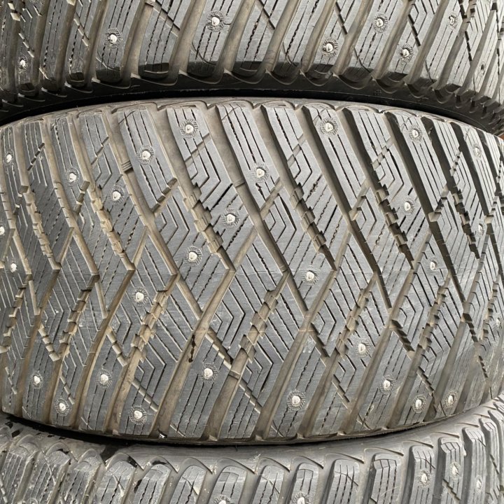 275/40 R20 Goodyear UltraGrip Ice Arctic