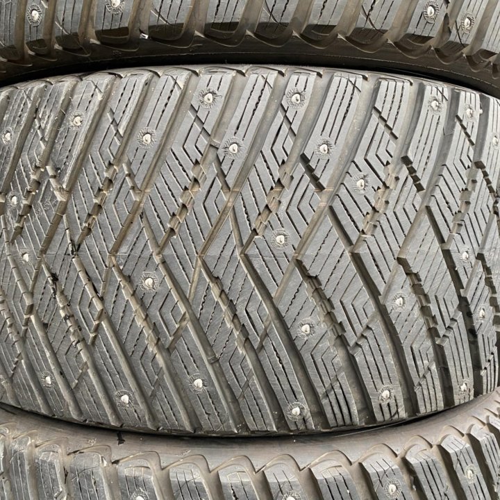 275/40 R20 Goodyear UltraGrip Ice Arctic