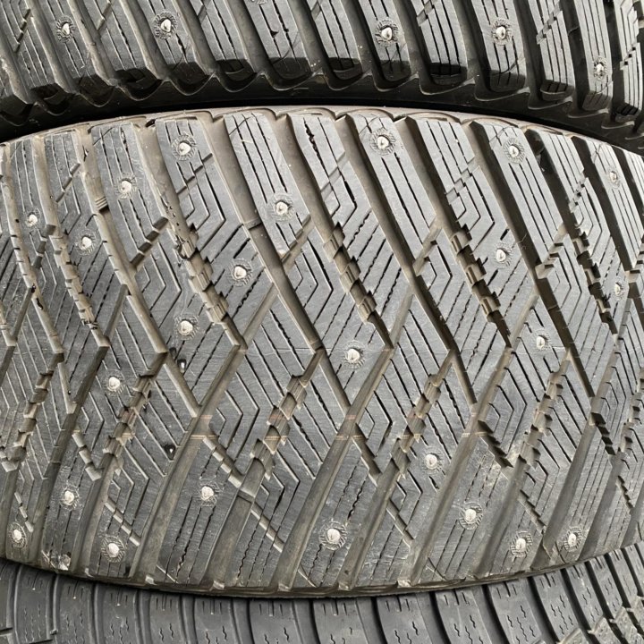 275/40 R20 Goodyear UltraGrip Ice Arctic