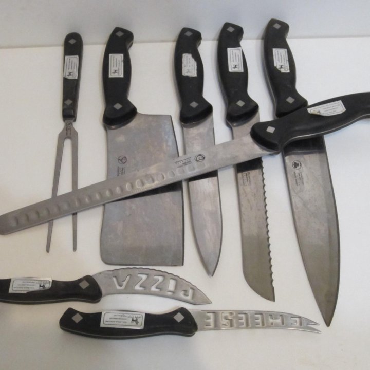 Набор кухонных ножей и приборов