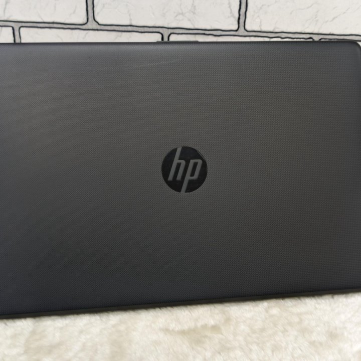 HP / i5-7200U / Radeon R5 M330 /8GB DDR4 /SSD 250G