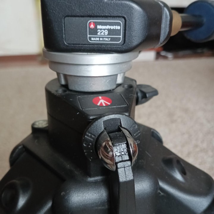 Штатив Manfrotto 475B с головкой Manfrotto 229