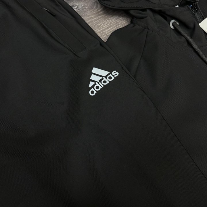 Спортивный костюм adidas