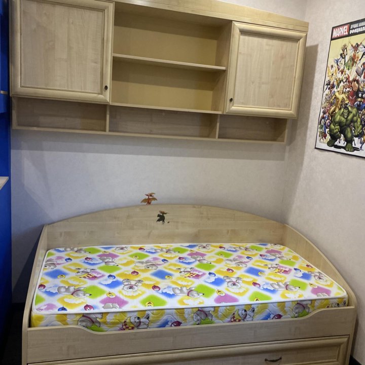 Детская кровать, матрас,навесной шкаф(комплект)