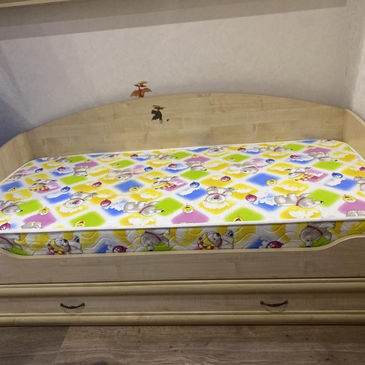 Детская кровать, матрас,навесной шкаф(комплект)