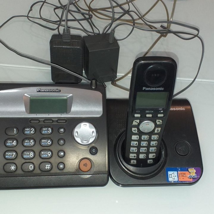 Стационарный телефон с дополнительной трубкой.