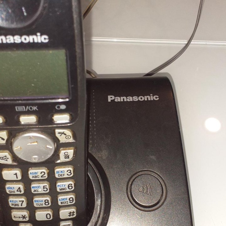 Стационарный телефон с дополнительной трубкой.