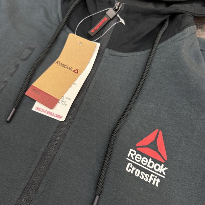 Спортивный костюм Reebok