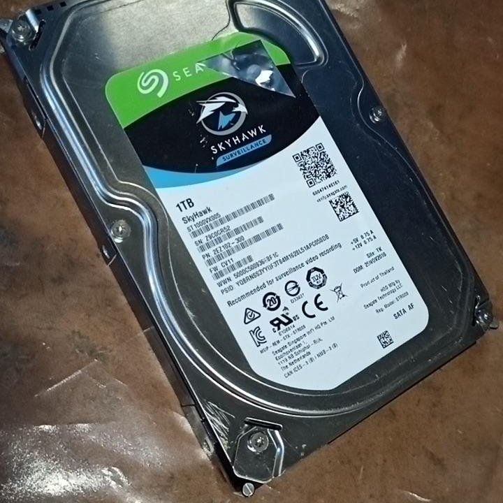 Жесткий диск 1 тб Seagate SkyHawk [ST1000VX005]