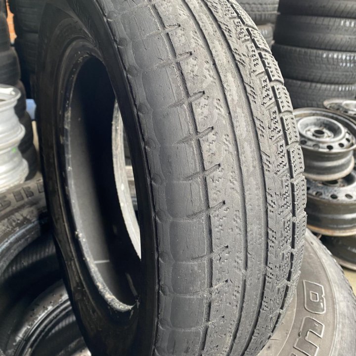 175/65 R14 RoadStone Winguard Ice