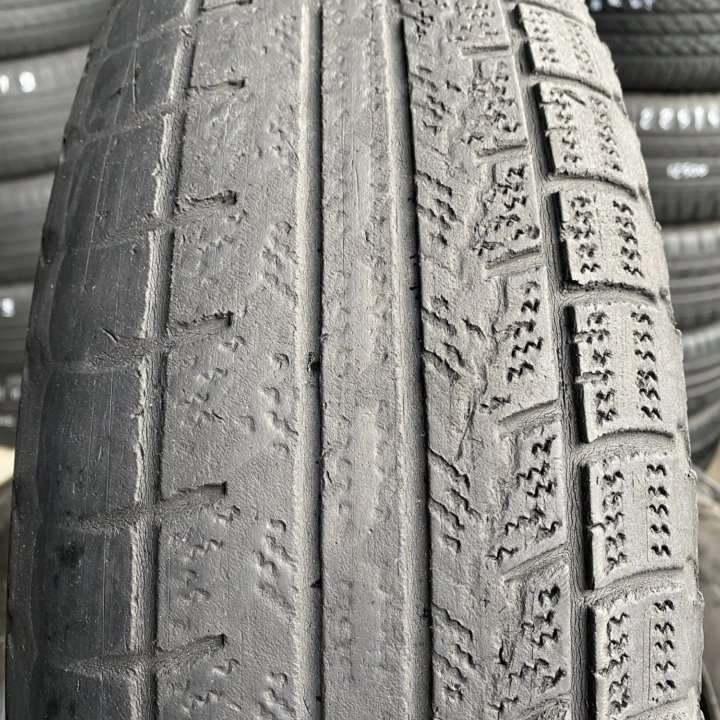 175/65 R14 RoadStone Winguard Ice