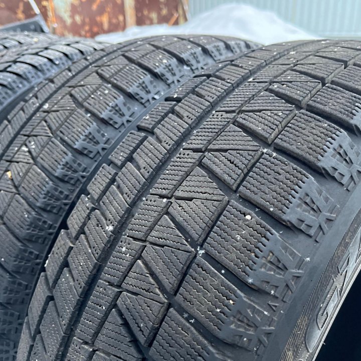 2 шт. Зима Bridgestone Blizzak REVO GZ 215/60 R17