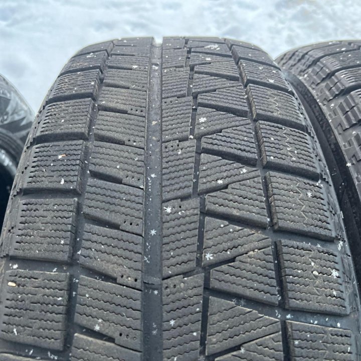 2 шт. Зима Bridgestone Blizzak REVO GZ 215/60 R17