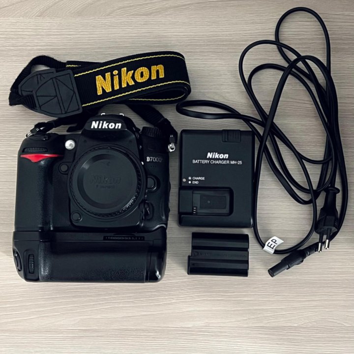 Nikon D7000 Body + Батарейный блок Nikon MB-D11