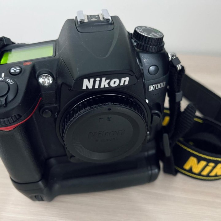 Nikon D7000 Body + Батарейный блок Nikon MB-D11