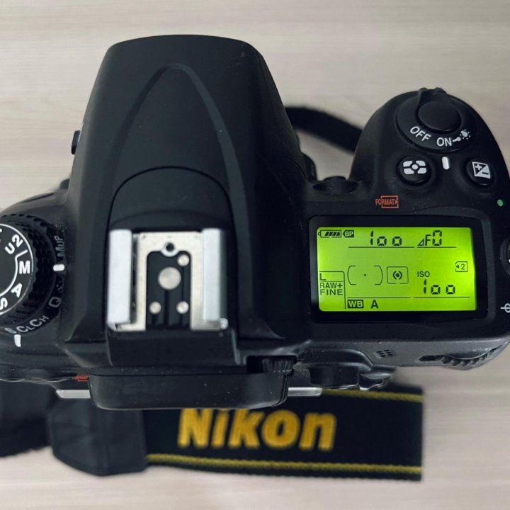 Nikon D7000 Body + Батарейный блок Nikon MB-D11