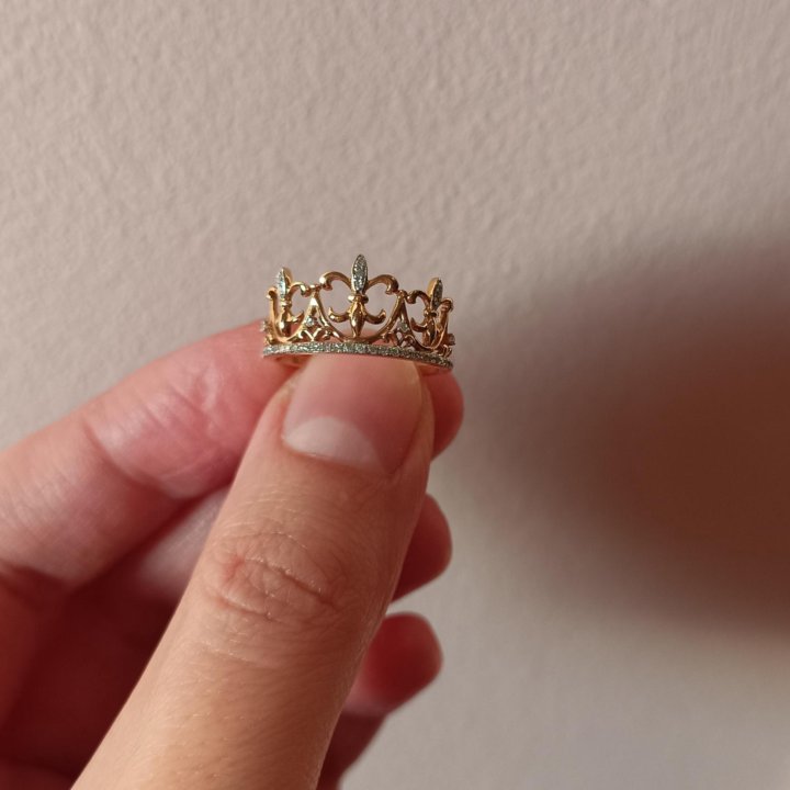 Золотое кольцо с бриллиантами, корона