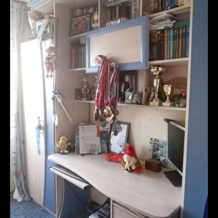 Детская мебель, с письменным столом и комодом