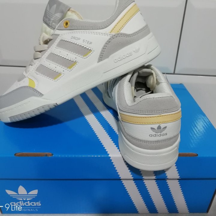 Кроссовки женские Adidas