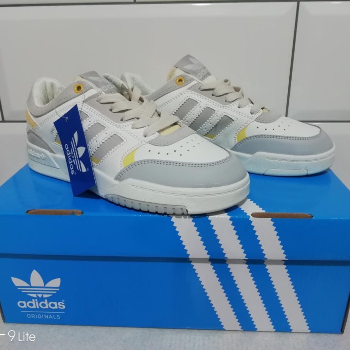 Кроссовки женские Adidas