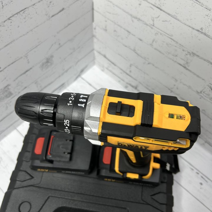 Шуруповерт Dewalt в кейсе