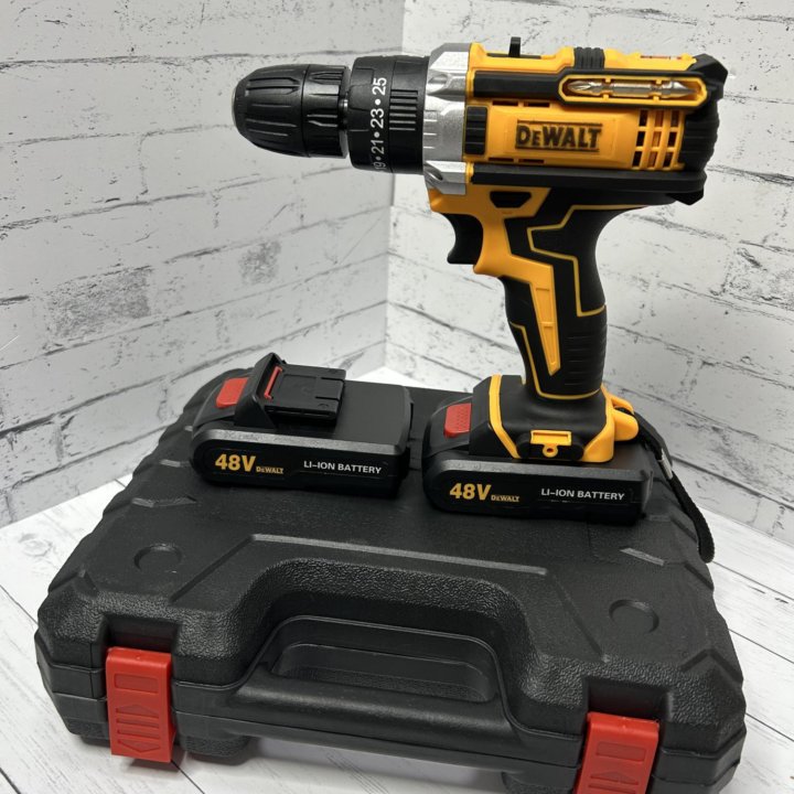 Шуруповерт Dewalt в кейсе