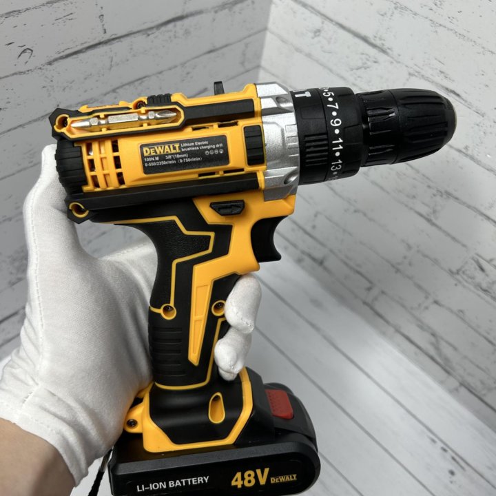 Шуруповерт Dewalt в кейсе