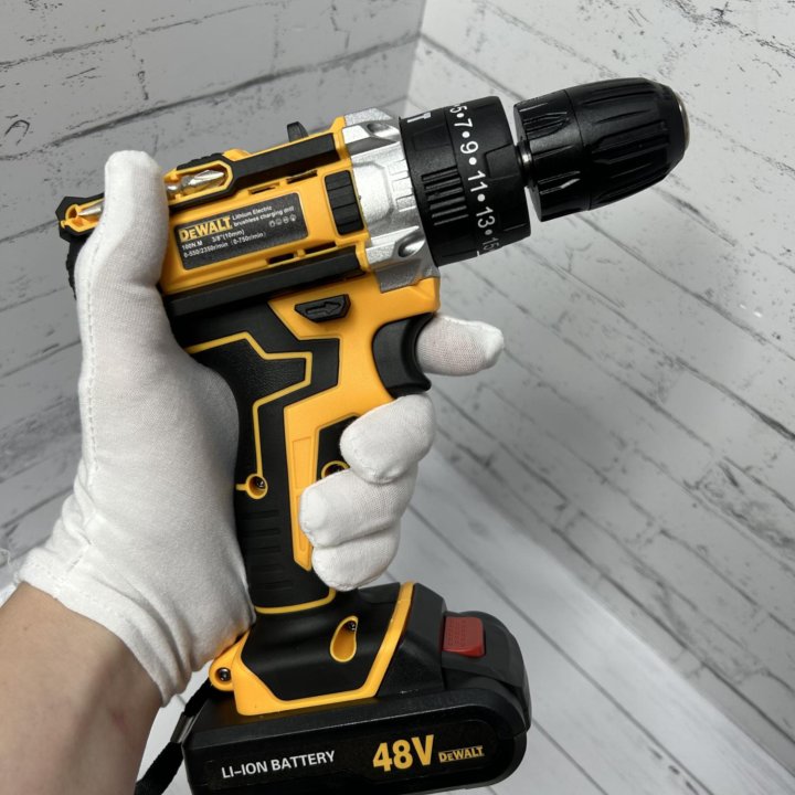 Шуруповерт Dewalt в кейсе