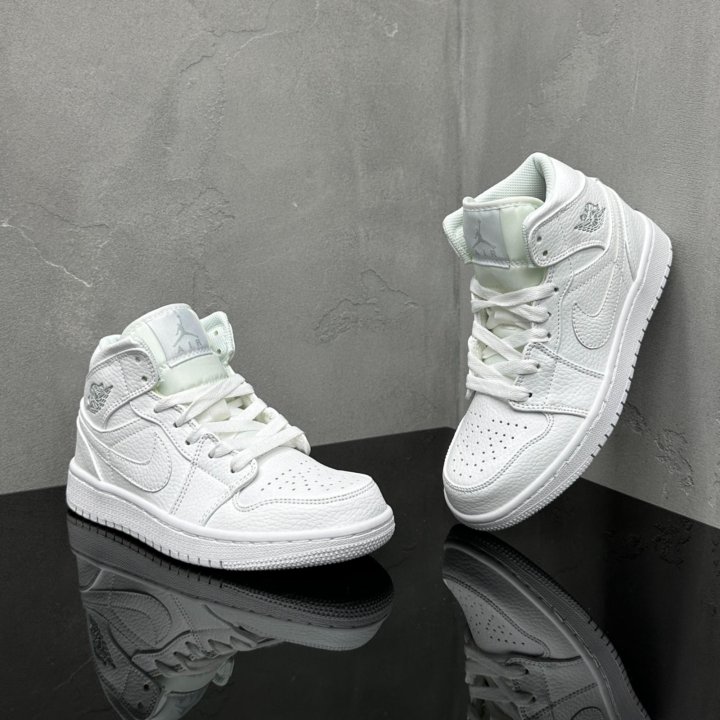 Кроссовки Nike Air Jordan 1 Triple White