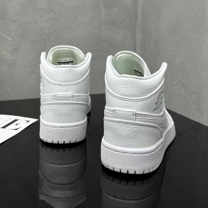 Кроссовки Nike Air Jordan 1 Triple White