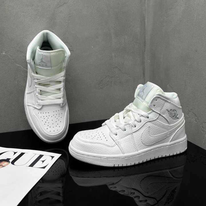 Кроссовки Nike Air Jordan 1 Triple White