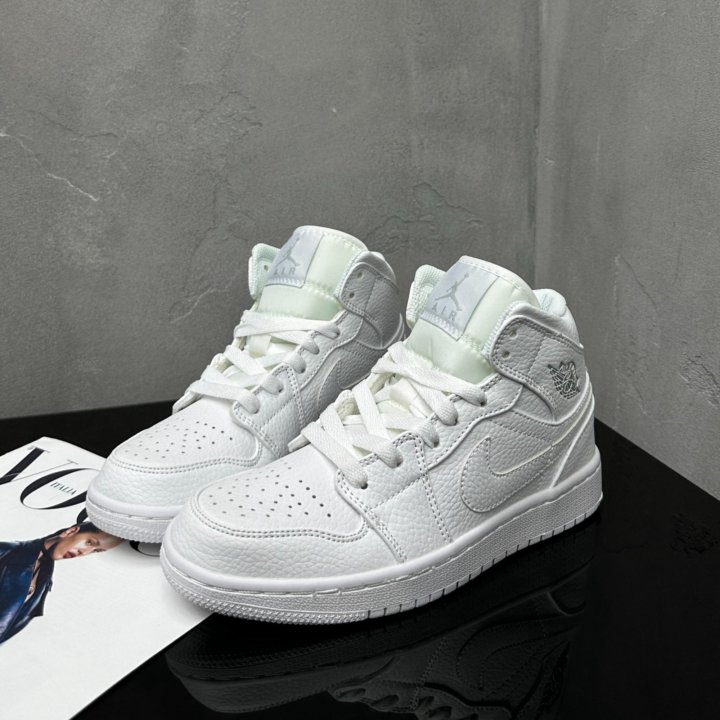 Кроссовки Nike Air Jordan 1 Triple White