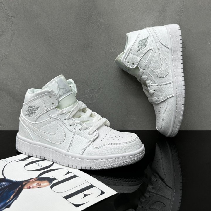 Кроссовки Nike Air Jordan 1 Triple White