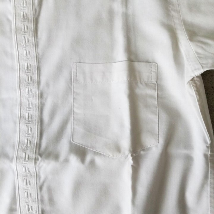 Белая рубашка мальчику с машинной вышивкой