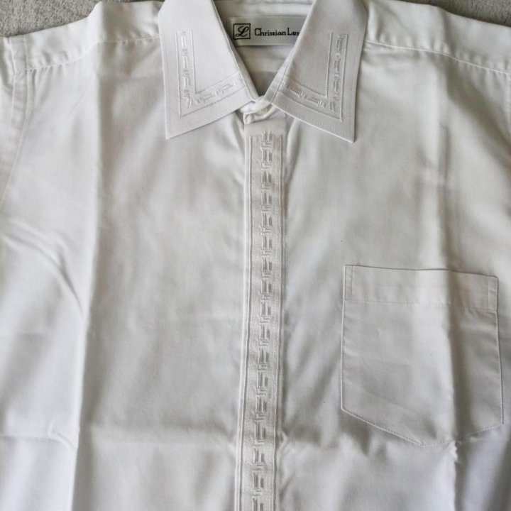 Белая рубашка мальчику с машинной вышивкой