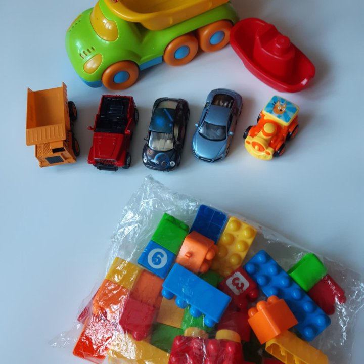 Пакет игрушек (машинки, конструктор)