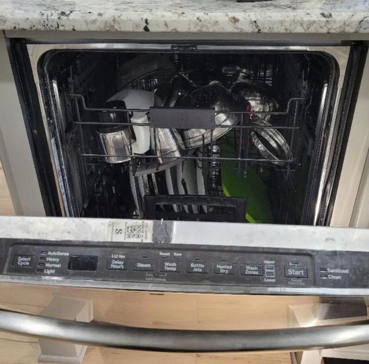 Ремонт стиральных машин, холодильников.