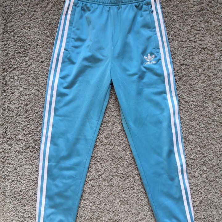 Спортивные штаны adidas 146-152