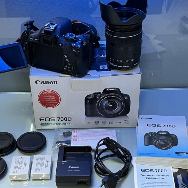 Зеркальный фотоаппарат Canon 700D Kit 18-135mm STM