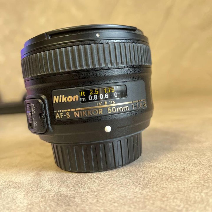 Объектив Nikon 35 mm 1.8
