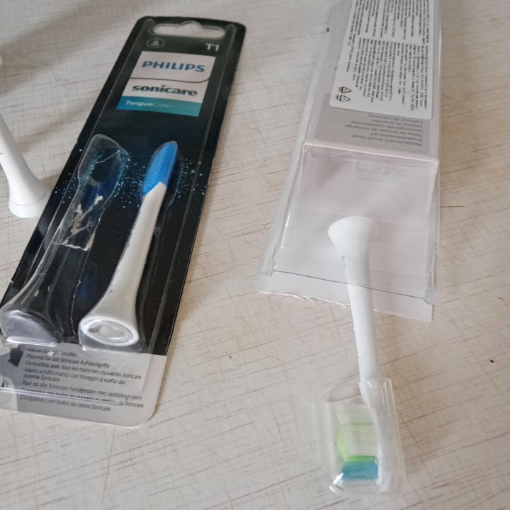 Электрическая зубная щетка Philips Sonicare HX6100