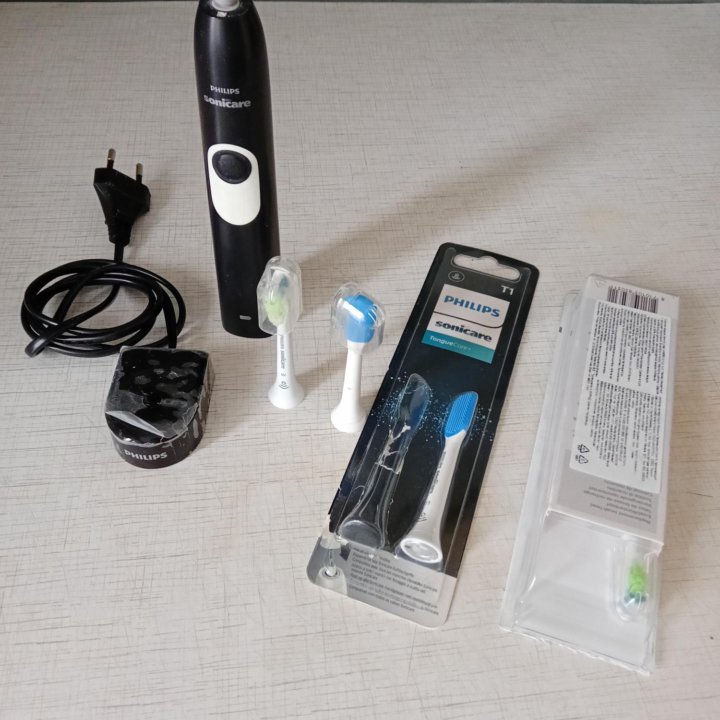 Электрическая зубная щетка Philips Sonicare HX6100