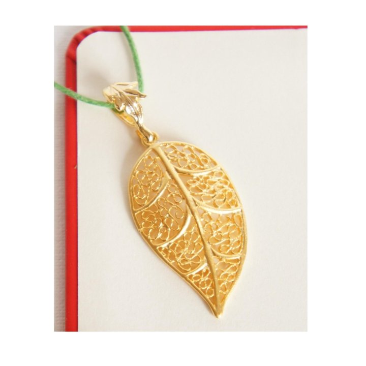 Золотой ажурный матовый кулон лист