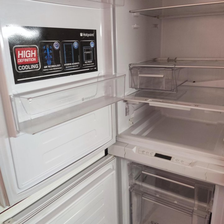 Встроенный холодильник Hotpoint Ariston
