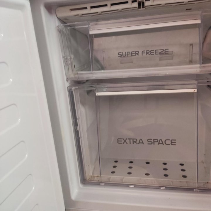 Встроенный холодильник Hotpoint Ariston