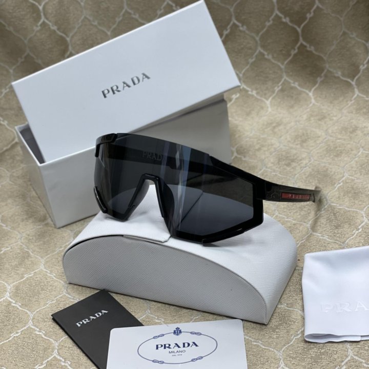 Солнцезащитные очки Prada