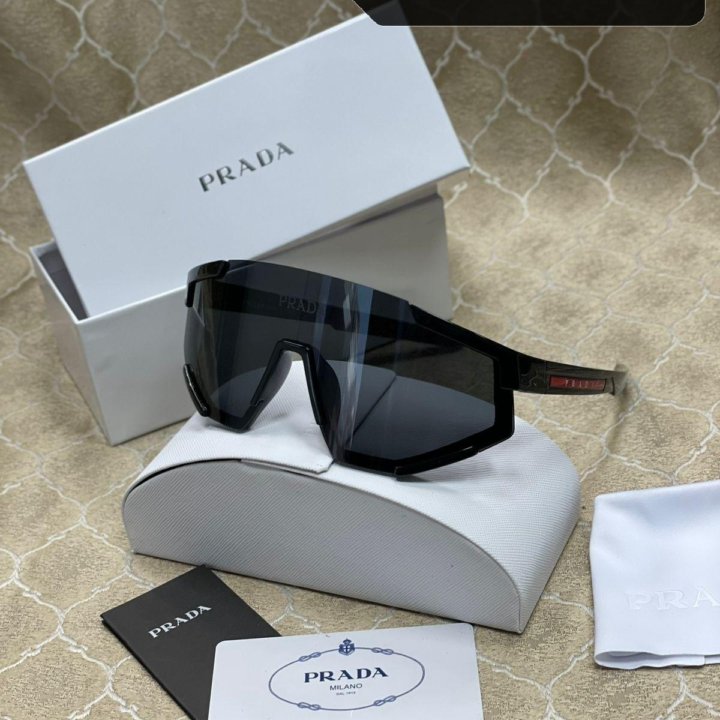 Солнцезащитные очки Prada